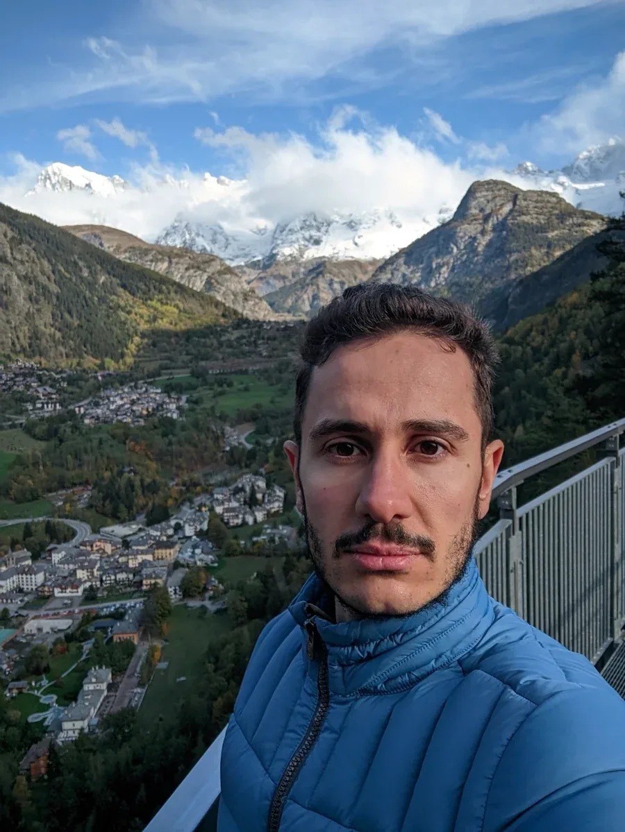 Ritratto in bianco e nero di Marco Chiodo, fondatore di MINDEV
