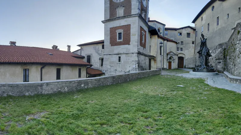 Piazza Paolo VI a Santa Maria del Monte, Sacro Monte di Varese, foto sferica